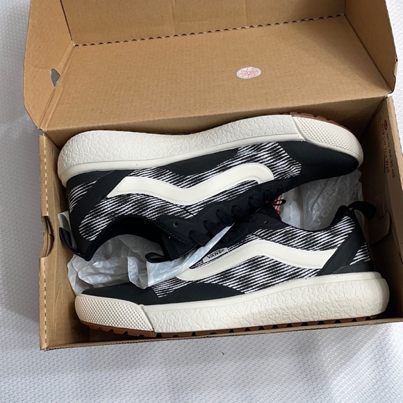 Vans men’s Ultra range Exo black and off white - Picture 2 of 10